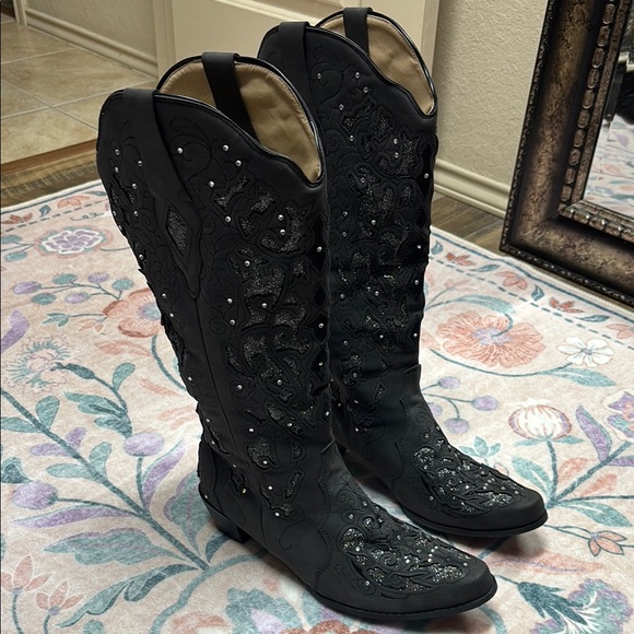 Silver and Black Embellished Women's Cowboy Boots - Picture 9 of 14
